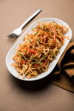 Çin Bhel baharatlı bir indo-çin tarifi, bir kase de servis edilir. seçici odaklama