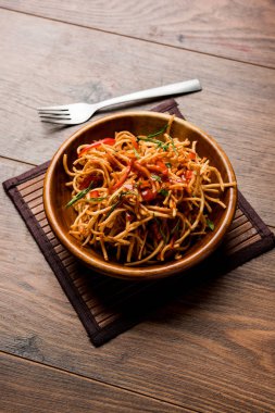 Çin Bhel baharatlı bir indo-çin tarifi, bir kase de servis edilir. seçici odaklama