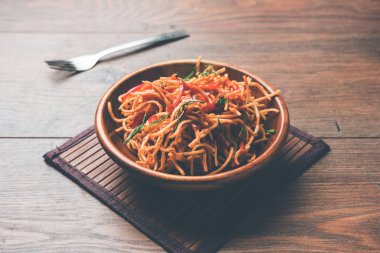 Çin Bhel baharatlı bir indo-çin tarifi, bir kase de servis edilir. seçici odaklama