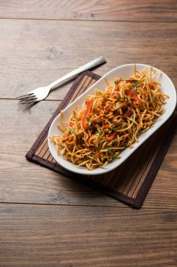 Çin Bhel baharatlı bir indo-çin tarifi, bir kase de servis edilir. seçici odaklama