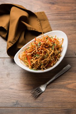 Çin Bhel baharatlı bir indo-çin tarifi, bir kase de servis edilir. seçici odaklama