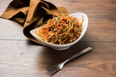 Çin Bhel baharatlı bir indo-çin tarifi, bir kase de servis edilir. seçici odaklama