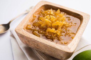 Mango Chunda veya Sakhar Amba gün boyunca şeker şurubu korunmuş accha aam kullanılarak yapılan geleneksel bir Hint yaz tarifidir. seçici odaklama