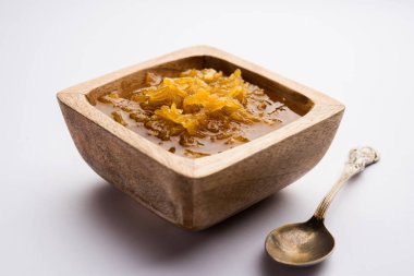 Mango Chunda veya Sakhar Amba gün boyunca şeker şurubu korunmuş accha aam kullanılarak yapılan geleneksel bir Hint yaz tarifidir. seçici odaklama