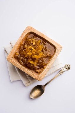 Mango Chunda veya Sakhar Amba gün boyunca şeker şurubu korunmuş accha aam kullanılarak yapılan geleneksel bir Hint yaz tarifidir. seçici odaklama