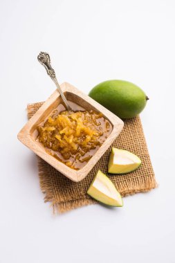 Mango Chunda veya Sakhar Amba gün boyunca şeker şurubu korunmuş accha aam kullanılarak yapılan geleneksel bir Hint yaz tarifidir. seçici odaklama