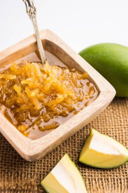 Mango Chunda veya Sakhar Amba gün boyunca şeker şurubu korunmuş accha aam kullanılarak yapılan geleneksel bir Hint yaz tarifidir. seçici odaklama