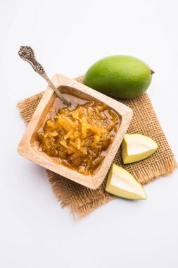 Mango Chunda veya Sakhar Amba gün boyunca şeker şurubu korunmuş accha aam kullanılarak yapılan geleneksel bir Hint yaz tarifidir. seçici odaklama