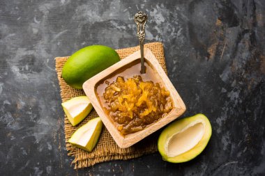Mango Chunda veya Sakhar Amba gün boyunca şeker şurubu korunmuş accha aam kullanılarak yapılan geleneksel bir Hint yaz tarifidir. seçici odaklama