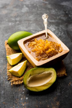 Mango Chunda veya Sakhar Amba gün boyunca şeker şurubu korunmuş accha aam kullanılarak yapılan geleneksel bir Hint yaz tarifidir. seçici odaklama