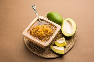 Mango Chunda veya Sakhar Amba gün boyunca şeker şurubu korunmuş accha aam kullanılarak yapılan geleneksel bir Hint yaz tarifidir. seçici odaklama