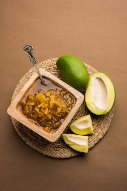 Mango Chunda veya Sakhar Amba gün boyunca şeker şurubu korunmuş accha aam kullanılarak yapılan geleneksel bir Hint yaz tarifidir. seçici odaklama