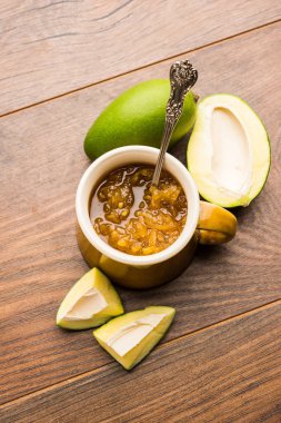 Mango Chunda veya Sakhar Amba gün boyunca şeker şurubu korunmuş accha aam kullanılarak yapılan geleneksel bir Hint yaz tarifidir. seçici odaklama