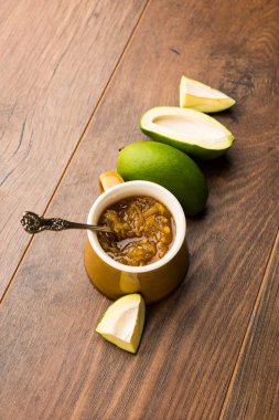 Mango Chunda veya Sakhar Amba gün boyunca şeker şurubu korunmuş accha aam kullanılarak yapılan geleneksel bir Hint yaz tarifidir. seçici odaklama