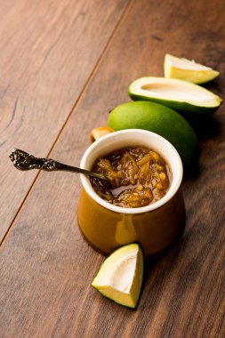 Mango Chunda veya Sakhar Amba gün boyunca şeker şurubu korunmuş accha aam kullanılarak yapılan geleneksel bir Hint yaz tarifidir. seçici odaklama