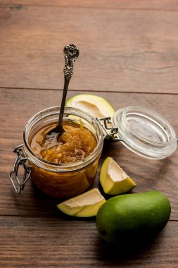 Mango Chunda veya Sakhar Amba gün boyunca şeker şurubu korunmuş accha aam kullanılarak yapılan geleneksel bir Hint yaz tarifidir. seçici odaklama