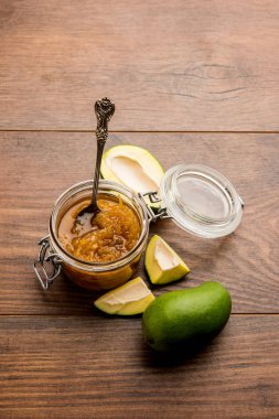 Mango Chunda veya Sakhar Amba gün boyunca şeker şurubu korunmuş accha aam kullanılarak yapılan geleneksel bir Hint yaz tarifidir. seçici odaklama