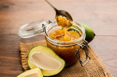 Mango Chunda veya Sakhar Amba gün boyunca şeker şurubu korunmuş accha aam kullanılarak yapılan geleneksel bir Hint yaz tarifidir. seçici odaklama