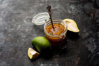 Mango Chunda veya Sakhar Amba gün boyunca şeker şurubu korunmuş accha aam kullanılarak yapılan geleneksel bir Hint yaz tarifidir. seçici odaklama