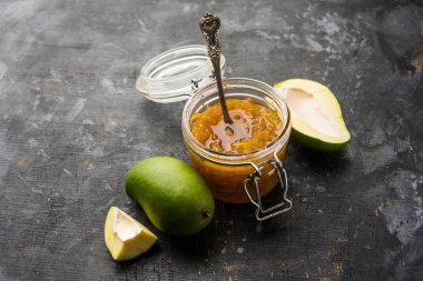 Mango Chunda veya Sakhar Amba gün boyunca şeker şurubu korunmuş accha aam kullanılarak yapılan geleneksel bir Hint yaz tarifidir. seçici odaklama