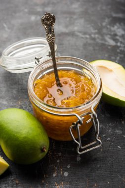 Mango Chunda veya Sakhar Amba gün boyunca şeker şurubu korunmuş accha aam kullanılarak yapılan geleneksel bir Hint yaz tarifidir. seçici odaklama