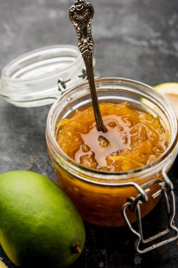 Mango Chunda veya Sakhar Amba gün boyunca şeker şurubu korunmuş accha aam kullanılarak yapılan geleneksel bir Hint yaz tarifidir. seçici odaklama