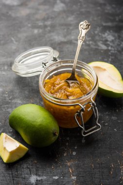 Mango Chunda veya Sakhar Amba gün boyunca şeker şurubu korunmuş accha aam kullanılarak yapılan geleneksel bir Hint yaz tarifidir. seçici odaklama