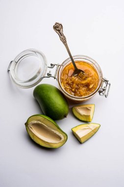 Mango Chunda veya Sakhar Amba gün boyunca şeker şurubu korunmuş accha aam kullanılarak yapılan geleneksel bir Hint yaz tarifidir. seçici odaklama