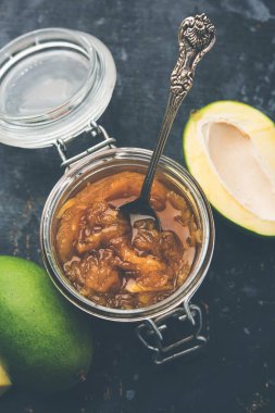 Mango Chunda veya Sakhar Amba gün boyunca şeker şurubu korunmuş accha aam kullanılarak yapılan geleneksel bir Hint yaz tarifidir. seçici odaklama