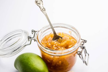 Mango Chunda veya Sakhar Amba gün boyunca şeker şurubu korunmuş accha aam kullanılarak yapılan geleneksel bir Hint yaz tarifidir. seçici odaklama