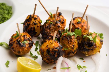 Tandır aloo Hint baharatları ile kavrulmuş patates vardır. Yeşil chutney ile servis edilen bir parti mezesi. seçici odaklama