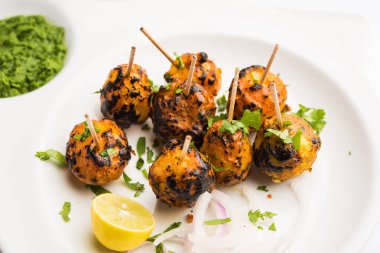 Tandır aloo Hint baharatları ile kavrulmuş patates vardır. Yeşil chutney ile servis edilen bir parti mezesi. seçici odaklama
