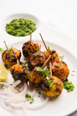 Tandır aloo Hint baharatları ile kavrulmuş patates vardır. Yeşil chutney ile servis edilen bir parti mezesi. seçici odaklama