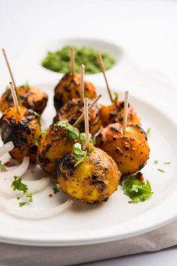 Tandır aloo Hint baharatları ile kavrulmuş patates vardır. Yeşil chutney ile servis edilen bir parti mezesi. seçici odaklama