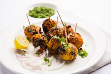 Tandır aloo Hint baharatları ile kavrulmuş patates vardır. Yeşil chutney ile servis edilen bir parti mezesi. seçici odaklama
