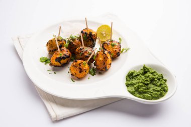 Tandır aloo Hint baharatları ile kavrulmuş patates vardır. Yeşil chutney ile servis edilen bir parti mezesi. seçici odaklama