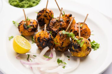 Tandır aloo Hint baharatları ile kavrulmuş patates vardır. Yeşil chutney ile servis edilen bir parti mezesi. seçici odaklama