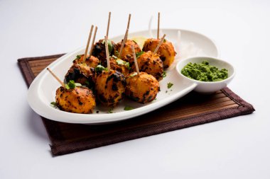 Tandır aloo Hint baharatları ile kavrulmuş patates vardır. Yeşil chutney ile servis edilen bir parti mezesi. seçici odaklama