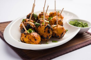 Tandır aloo Hint baharatları ile kavrulmuş patates vardır. Yeşil chutney ile servis edilen bir parti mezesi. seçici odaklama