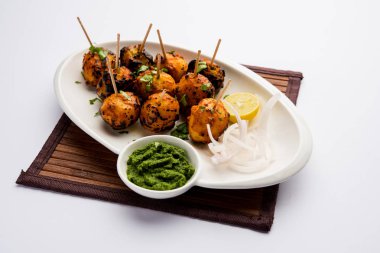 Tandır aloo Hint baharatları ile kavrulmuş patates vardır. Yeşil chutney ile servis edilen bir parti mezesi. seçici odaklama