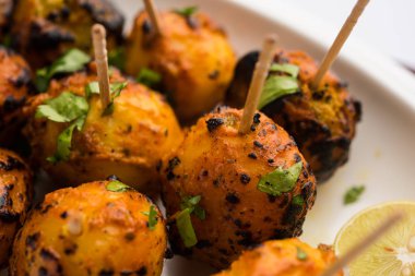 Tandır aloo Hint baharatları ile kavrulmuş patates vardır. Yeşil chutney ile servis edilen bir parti mezesi. seçici odaklama