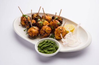 Tandır aloo Hint baharatları ile kavrulmuş patates vardır. Yeşil chutney ile servis edilen bir parti mezesi. seçici odaklama