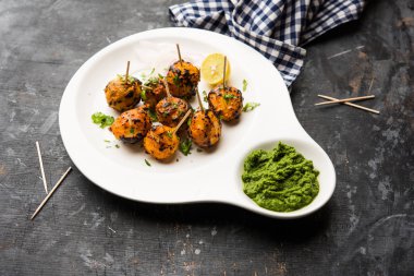 Tandır aloo Hint baharatları ile kavrulmuş patates vardır. Yeşil chutney ile servis edilen bir parti mezesi. seçici odaklama