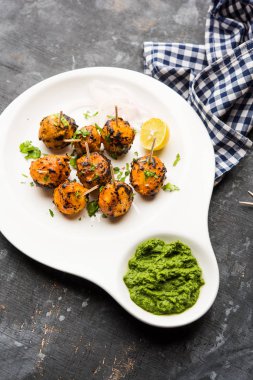 Tandır aloo Hint baharatları ile kavrulmuş patates vardır. Yeşil chutney ile servis edilen bir parti mezesi. seçici odaklama