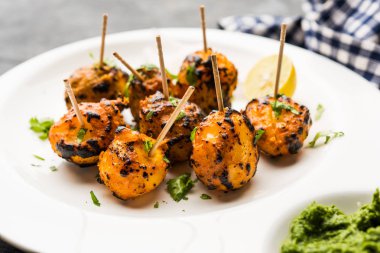 Tandır aloo Hint baharatları ile kavrulmuş patates vardır. Yeşil chutney ile servis edilen bir parti mezesi. seçici odaklama