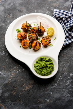 Tandır aloo Hint baharatları ile kavrulmuş patates vardır. Yeşil chutney ile servis edilen bir parti mezesi. seçici odaklama