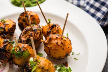 Tandır aloo Hint baharatları ile kavrulmuş patates vardır. Yeşil chutney ile servis edilen bir parti mezesi. seçici odaklama
