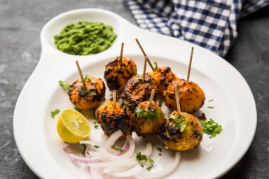 Tandır aloo Hint baharatları ile kavrulmuş patates vardır. Yeşil chutney ile servis edilen bir parti mezesi. seçici odaklama