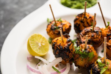 Tandır aloo Hint baharatları ile kavrulmuş patates vardır. Yeşil chutney ile servis edilen bir parti mezesi. seçici odaklama