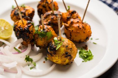 Tandır aloo Hint baharatları ile kavrulmuş patates vardır. Yeşil chutney ile servis edilen bir parti mezesi. seçici odaklama